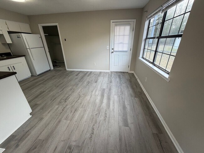 Photo - Ridgewood Subdivision Gem: 3-Bedroom Home with Fenced Yard.