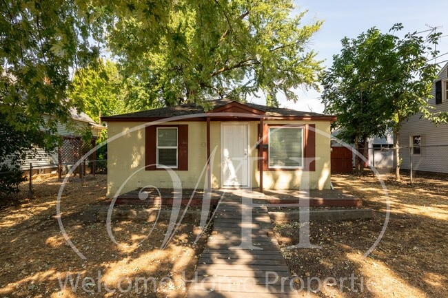 Building Photo - 3-Bedroom Home with Fenced Yard & Off-Stre...