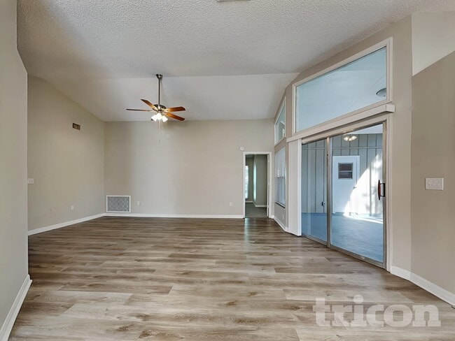 Photo - 914 Whisper Lake Dr