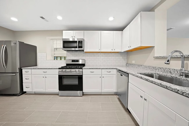 Photo - Spacious 2BR, 2BA Haven with Hardwood Elegance right across from Humboldt Park! Unidad #G