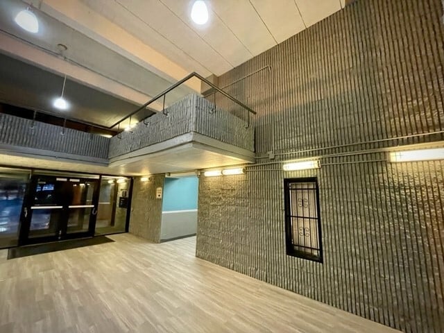 Edificio principal, entrada/vestíbulo - Pine Harbor Apartments