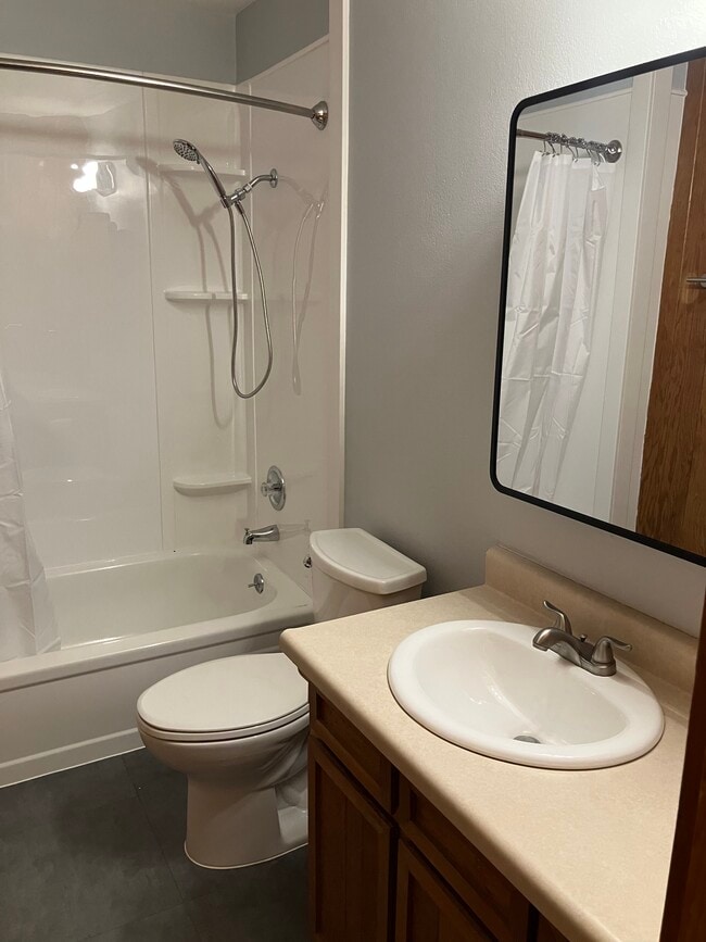 Full bathroom - 2094 1/2 Arthur St