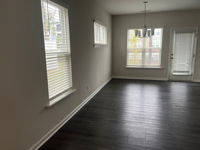 Photo - 1006 Crater Lk Wy