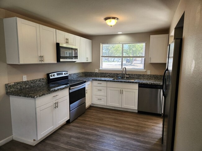 Photo - 2 Bedroom Townhouse With Great Freeway Access