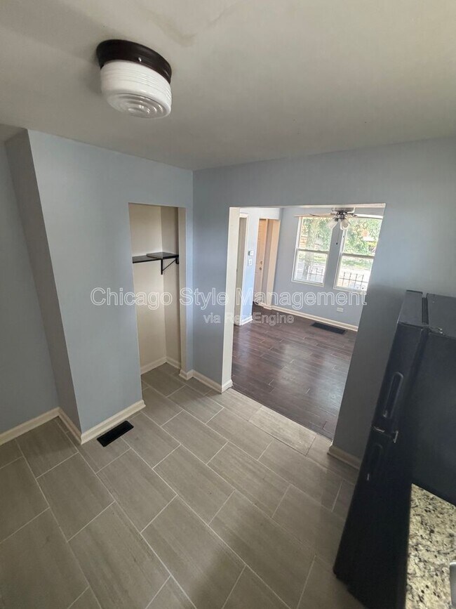 8756 S Exchange Ave Unit 1f