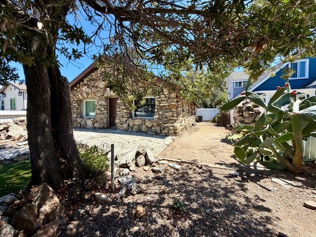 Photo - 3056 Crescent Way