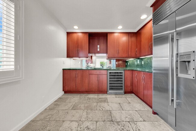 Photo - 4 bed, 2.5 bath top floor corner unit cond... Unit 26