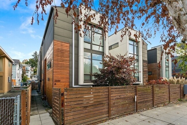 Building Photo - Modern Townhome For Lease Near Columbia City | 2 Bed | 2.5 Bath | A/C | Covered Parking