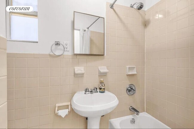 Photo - 648 9th Ave Apartamento