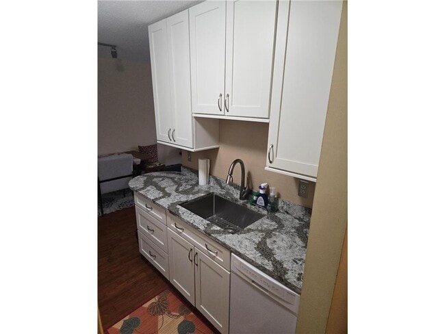 Building Photo - 2616 Harriet Ave Unit 202