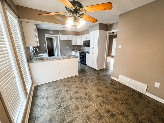 Photo - 166 E Lawnwood Dr