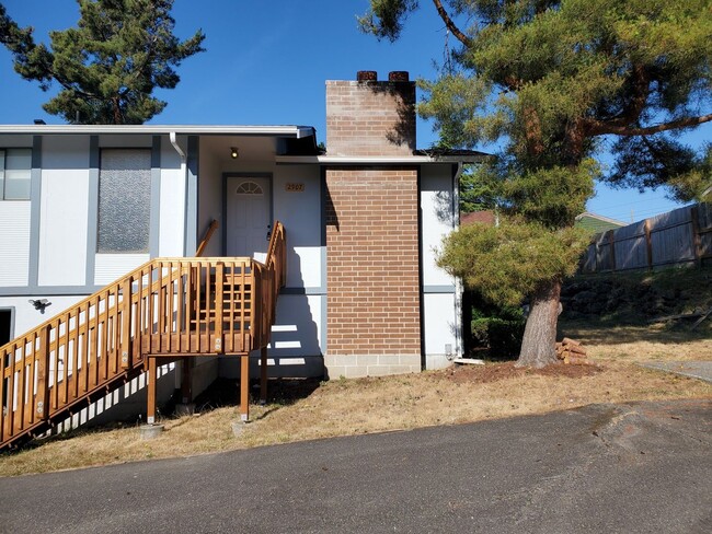 Beautiful 2 Bed 1.5 Bath 2 Story Duplex in... - Beautiful 2 Bed 1.5 Bath 2 Story Duplex in... House
