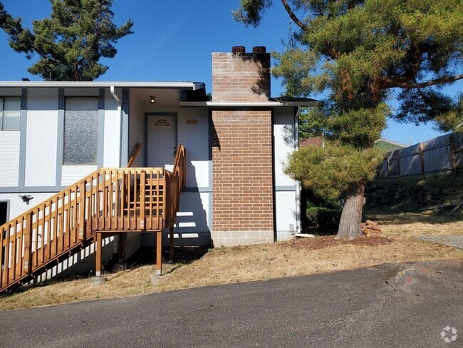 Building Photo - Beautiful 2 Bed 1.5 Bath 2 Story Duplex in... Rental
