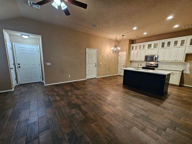 Photo - (3) Bed/(2) Bath in SW Moore Avail Early June!