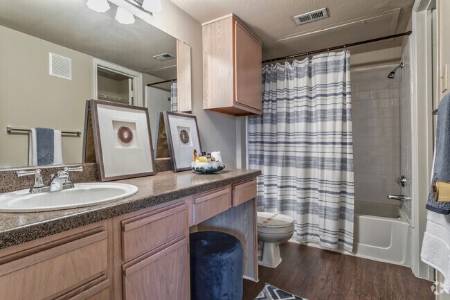 2BR, 2BA - 1123 SF B1 - Bathroom