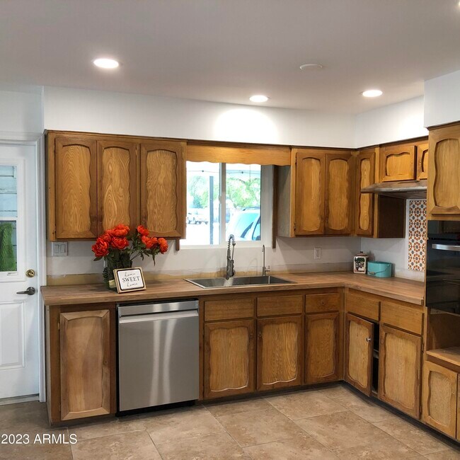 Photo - 705 W 16th St