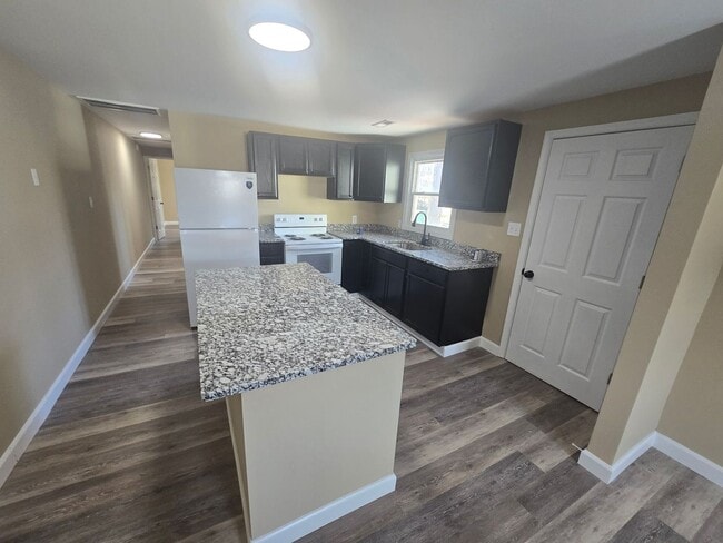 Building Photo - DUPLEX - Remodeled 2 BR in Petersburg