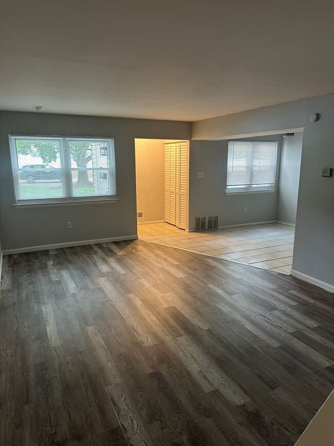 Building Photo - Great Berkshire Estates Condo HEAT INCLUDED