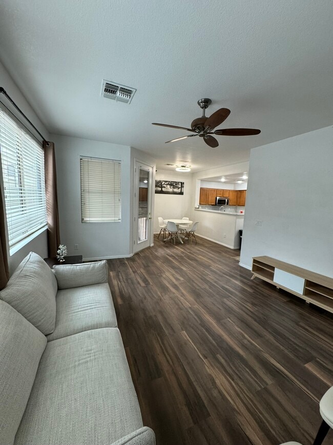 Sala de estar - 1886 E Don Carlos Ave