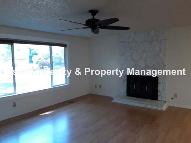 Photo - Price Reduced Again & *Move In Special* 4 ...