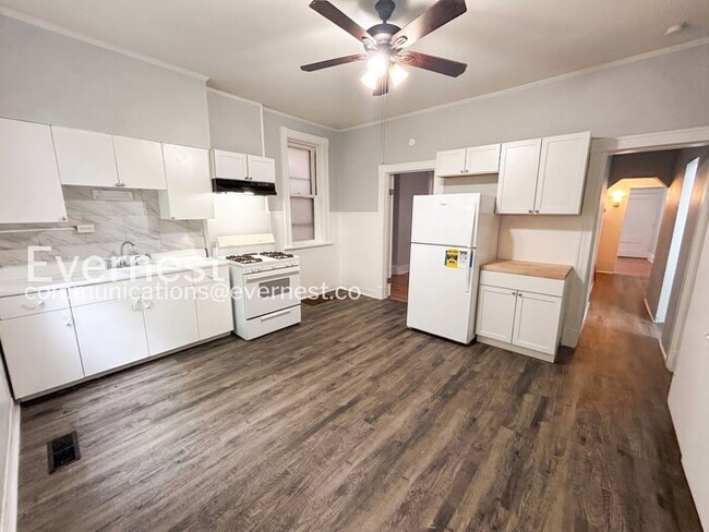 Building Photo - 1 Bed, 1 Bath Condo with Modern Amenities / Available Now! Unit a