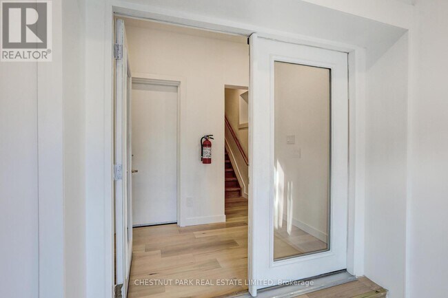 Photo - 326 St George St