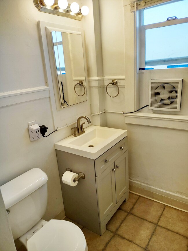 Vanity and Sink - 403 Green St Unidad 3