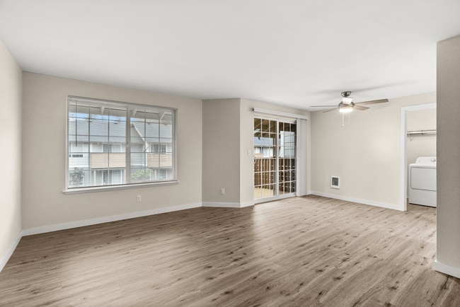 2 Bed 1 Bath Deluxe - 909 Sq Ft - Willow Hill Apartments