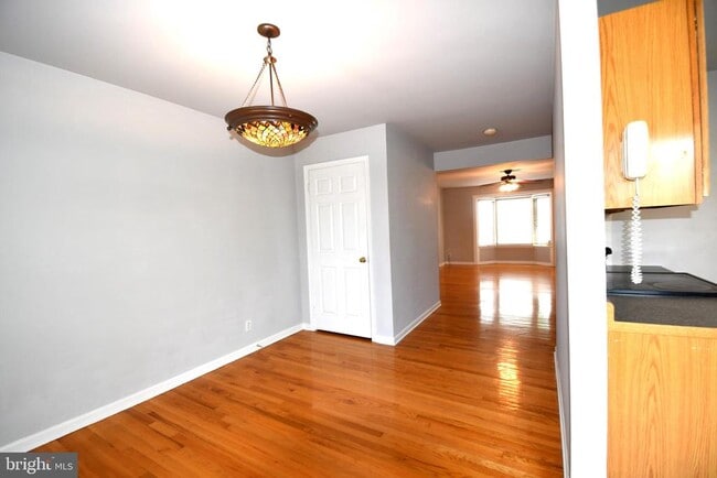 8 W Monmouth St