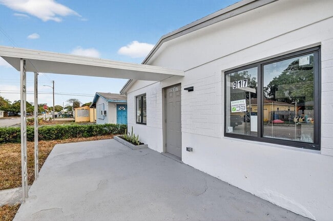 Photo - 917 W 2nd St