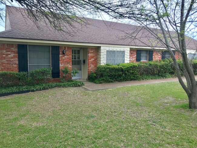 Building Photo - Convenient location close to shopping and Hwy 6!