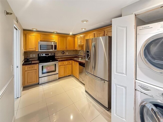 Photo - 3520 Oaks Way Unidad 406 Rental