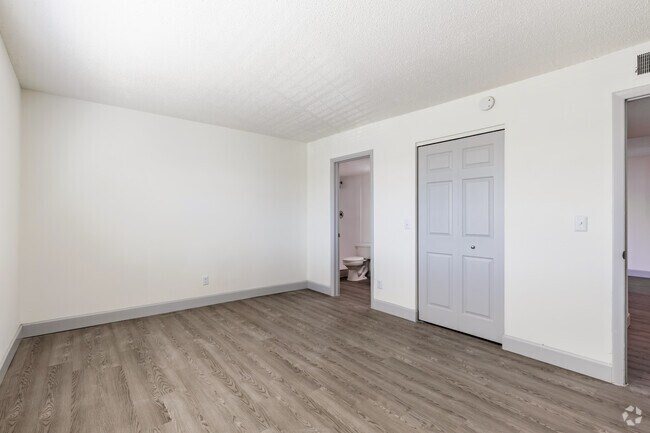 2BR, 2BA - 1,100SF - Nordica Bay