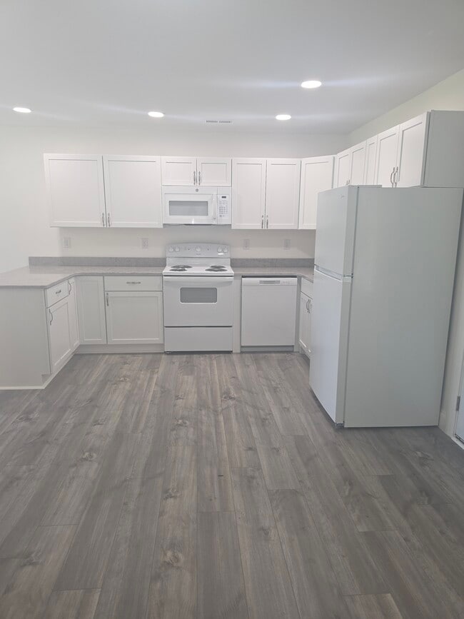 Photo - 745 River Rd