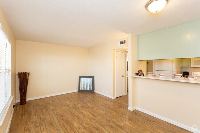1BR 1BA - 615 SF