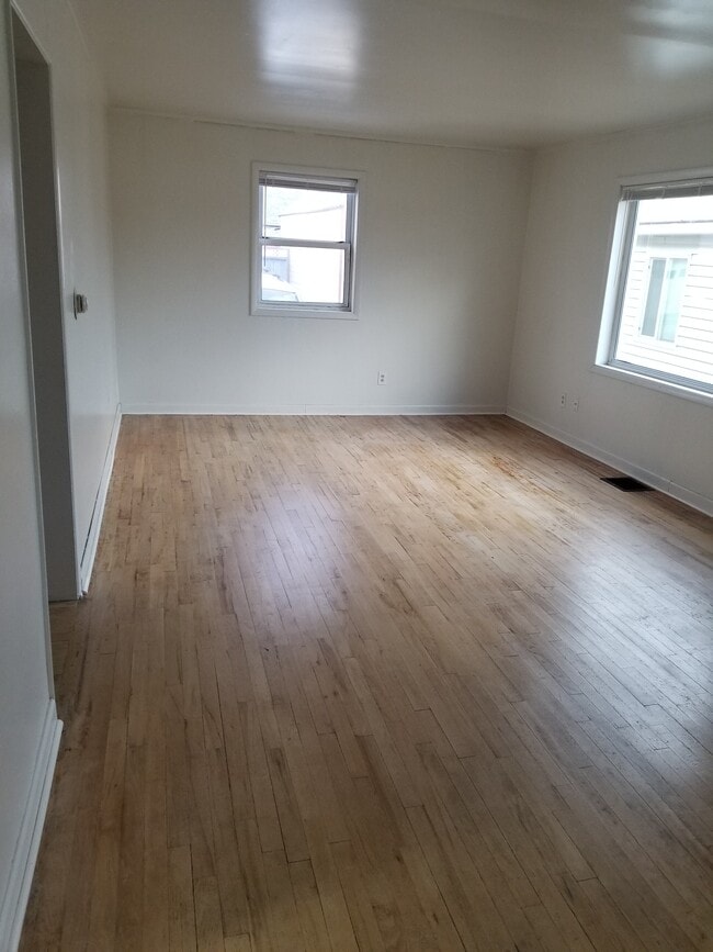 Livingroom - 918 8th Ave Apartments Unit 920 8TH AVE
