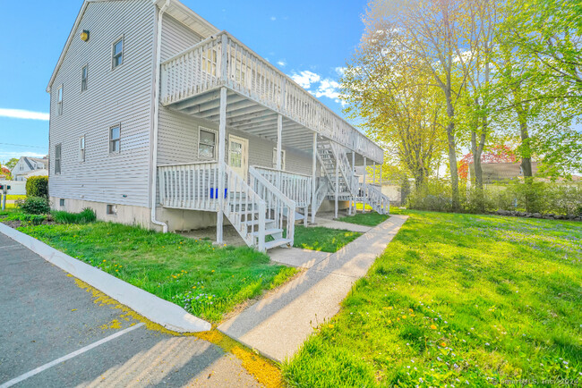 217 Charlotte St Apartment Unit 1R - Waterbury, CT | ForRent.com