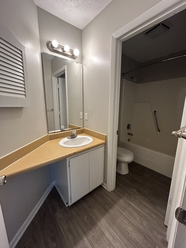 Photo - 811 Applewood Ln