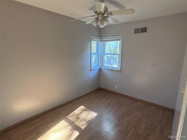 Photo - 949 W Farnum Ave