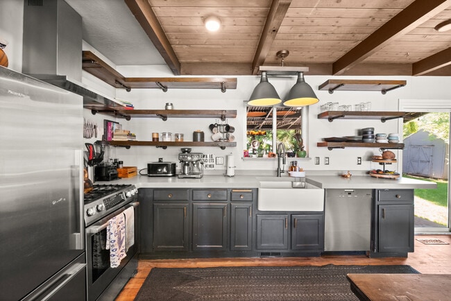 Photo - 1542 Fieldcrest Ln