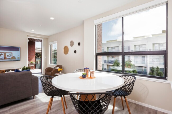 Sala de estar y comedor con suelos de superficie dura