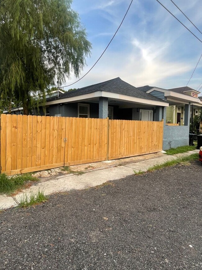 1323-1325 Pauline Street
