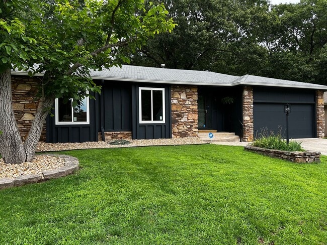 Building Photo - Spacious 6 Bed, 3 Bath Home with Stone Fireplace & Updated Interior Available?