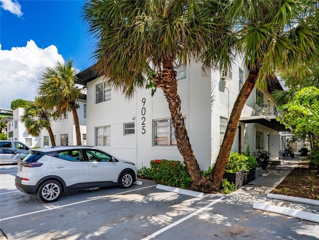 Building Photo - 9025 Harding Ave Unit 4