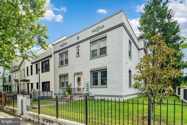 Building Photo - 1601 Isherwood St NE Unit 1