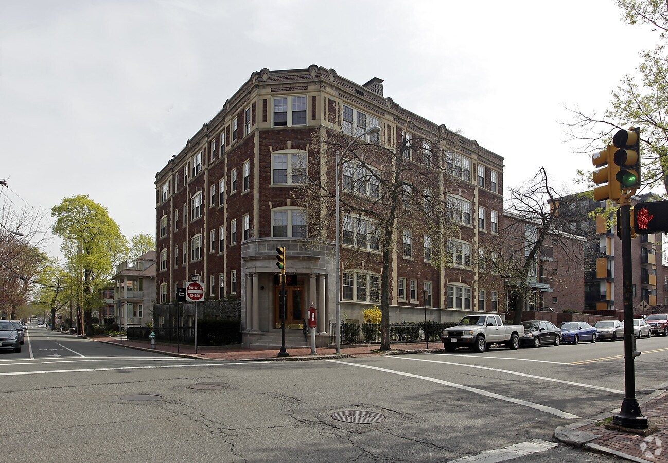 353 Harvard St - 353 Harvard St Apartments