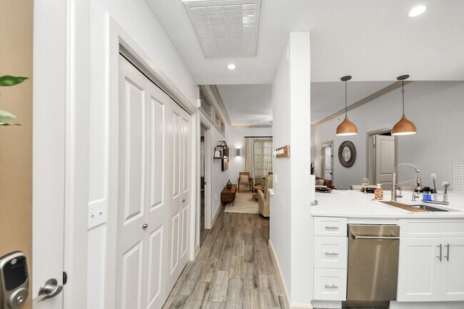1900 Genesee St Unit 204