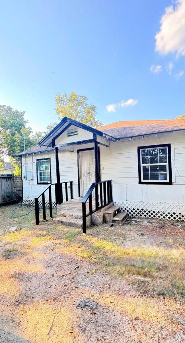 Building Photo - 3510 Lyons Ave Rental
