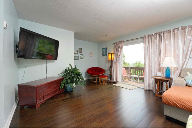 Photo - 123 Oakwood Rd Unit A2