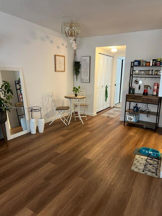 Photo - 496 Fanshaw L Unit 496